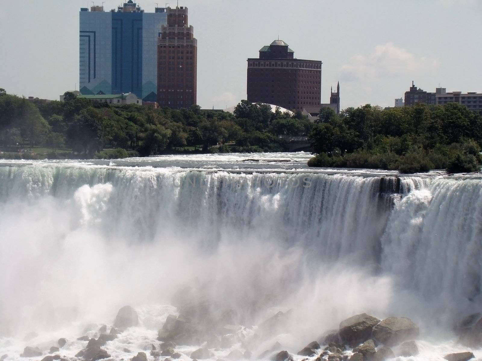 photo of the horeshoe falls in niagara falls, new york, usa