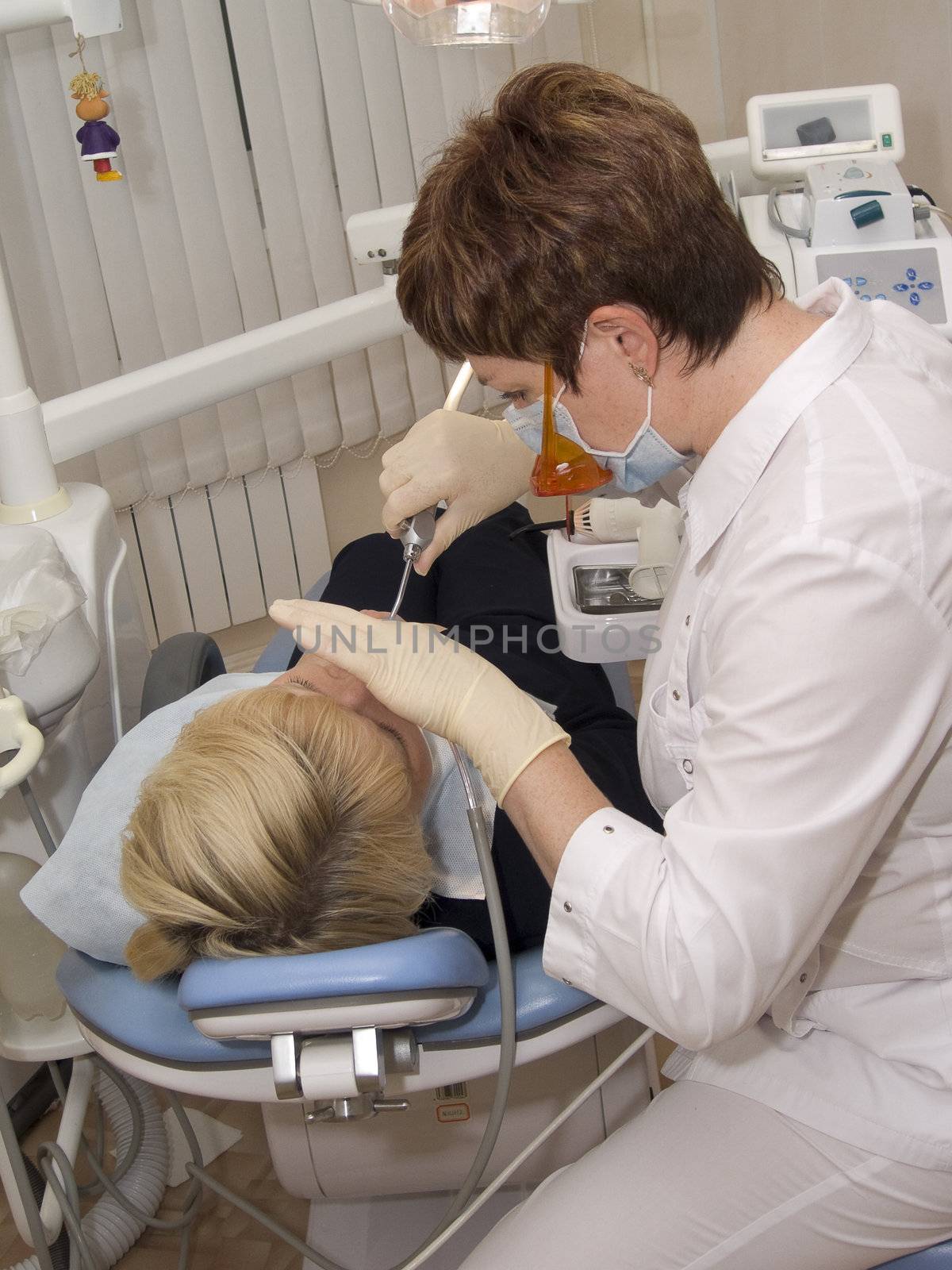  The stomatologist treats the patient.