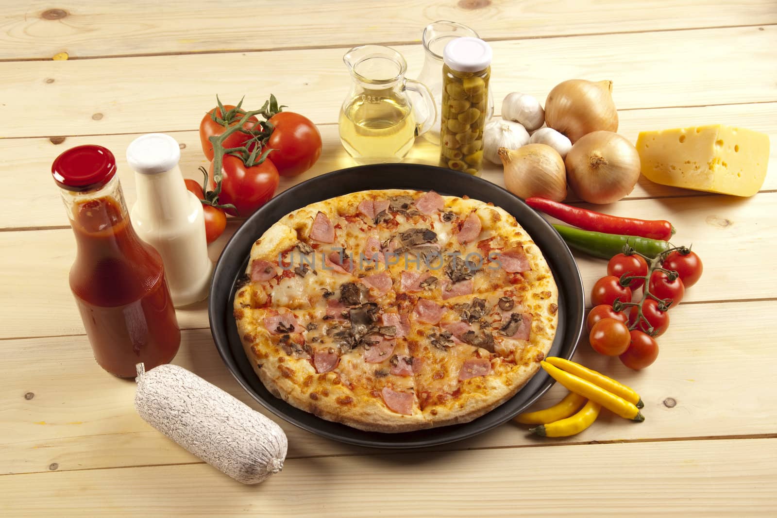 A couple of delicious pizzas, with raw tomatoes, green peppers and mushrooms