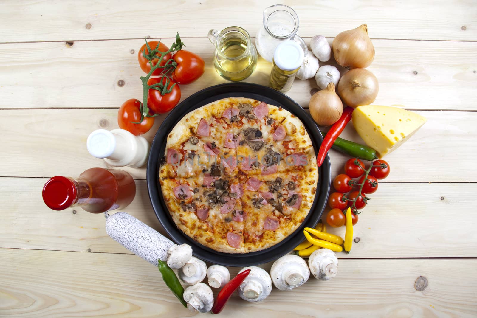 A couple of delicious pizzas, with raw tomatoes, green peppers and mushrooms