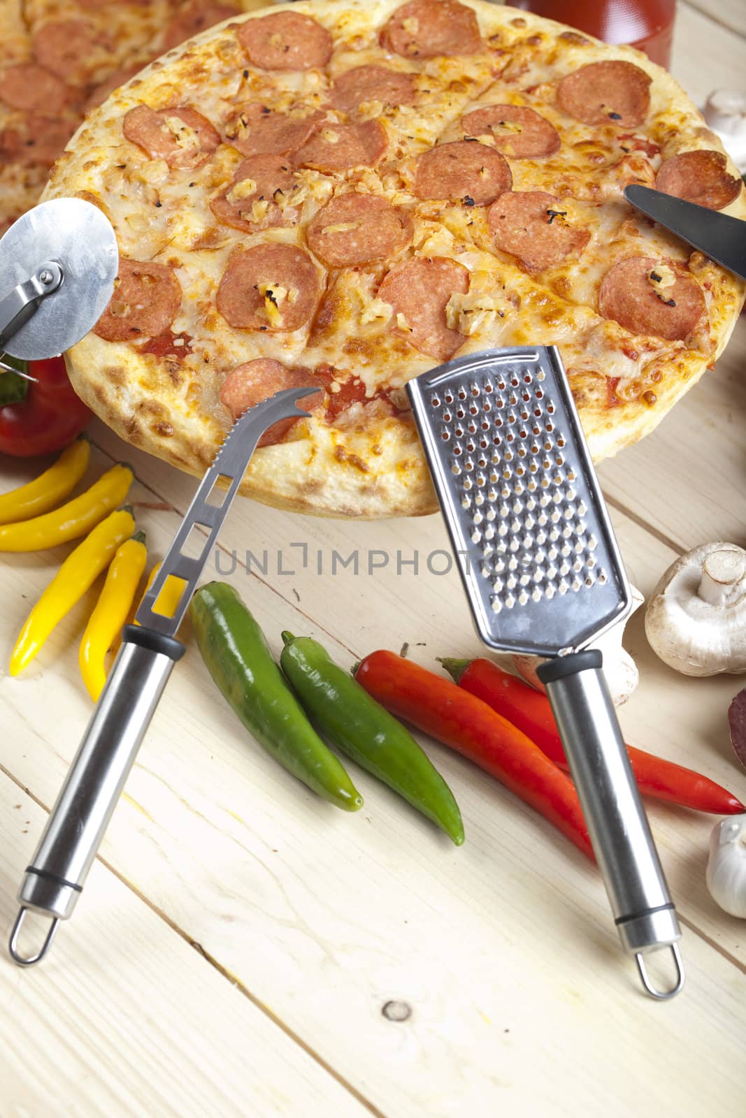 A couple of delicious pizzas, with raw tomatoes, green peppers and salami