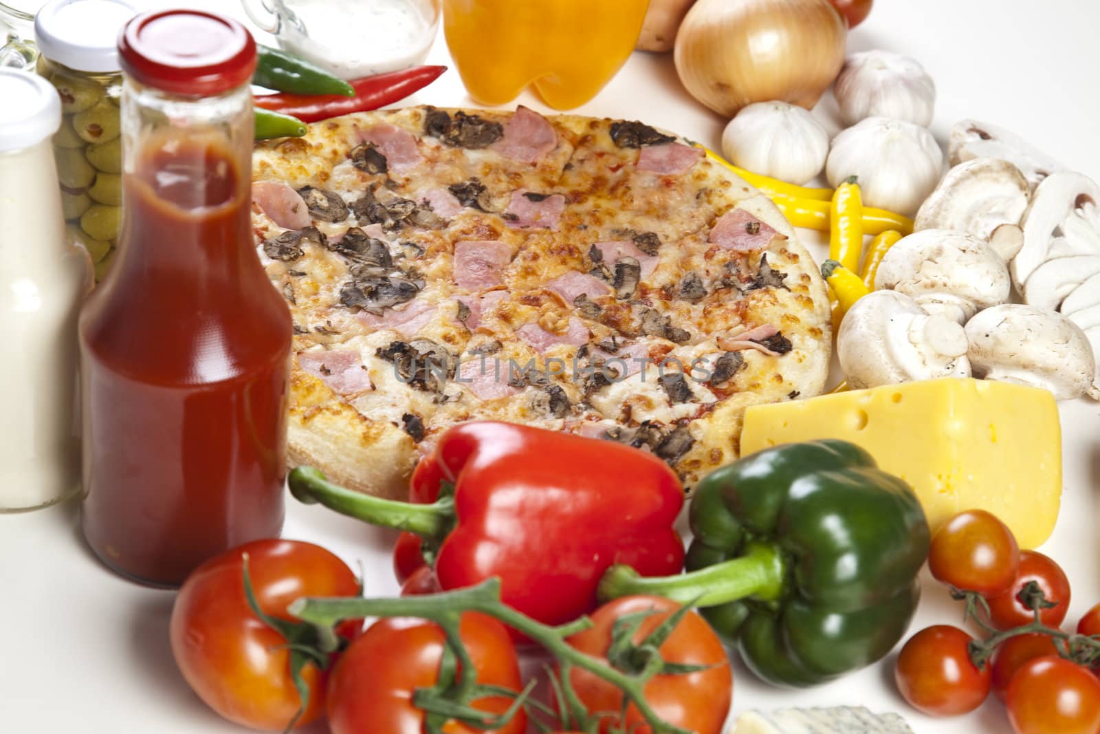 A couple of delicious pizzas, with raw tomatoes, green peppers and mushrooms