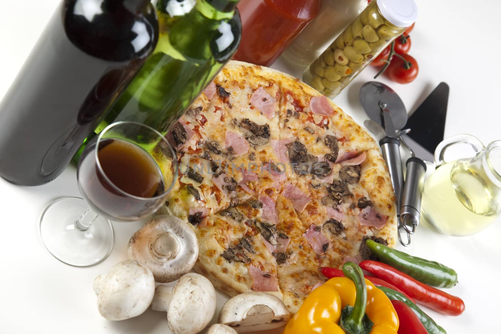 A couple of delicious pizzas, with raw tomatoes, green peppers and mushrooms