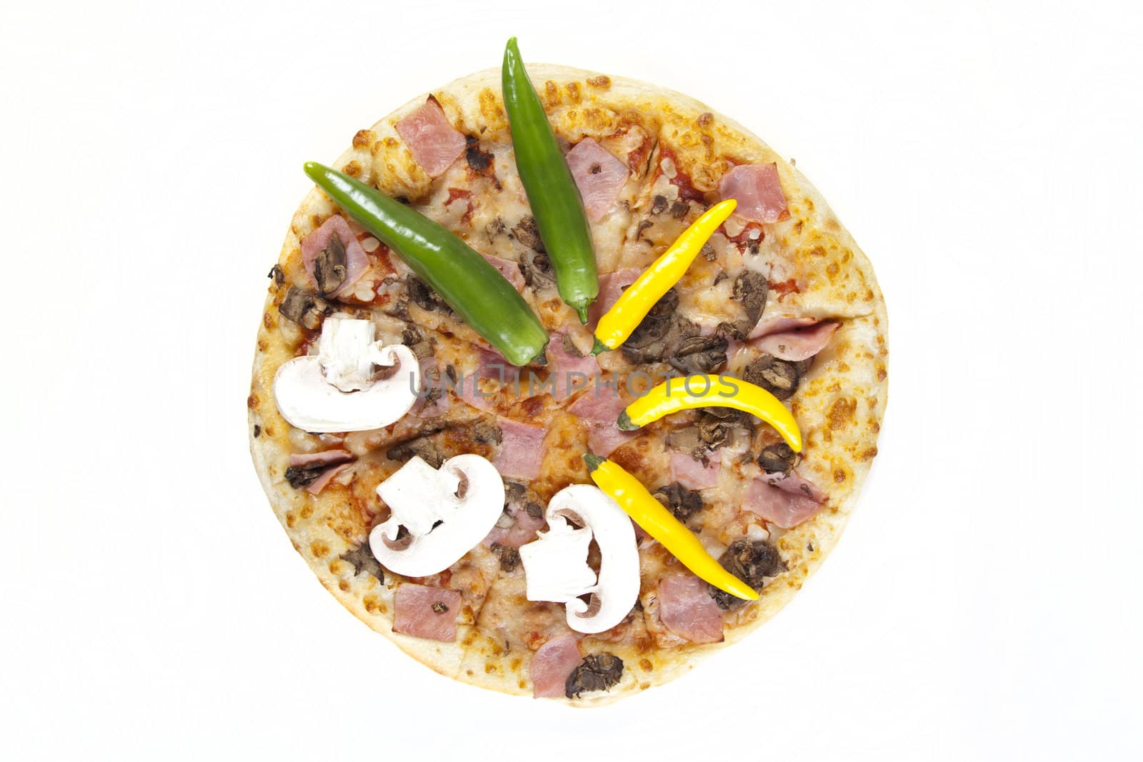 A couple of delicious pizzas, with raw tomatoes, green peppers and mushrooms