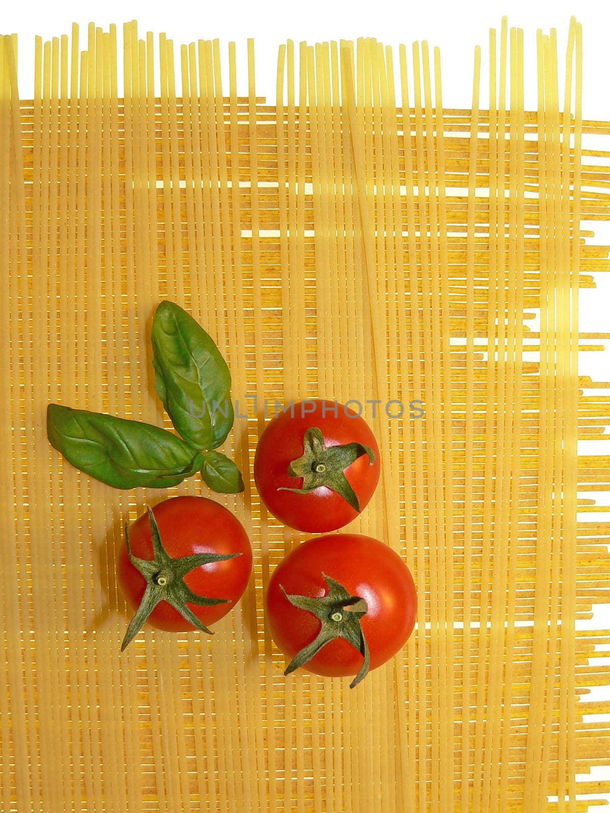 spaghetti tomatoes and basil