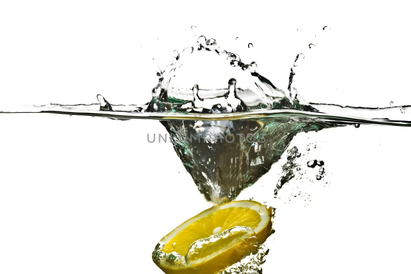 splash, water drops and an lemon in water