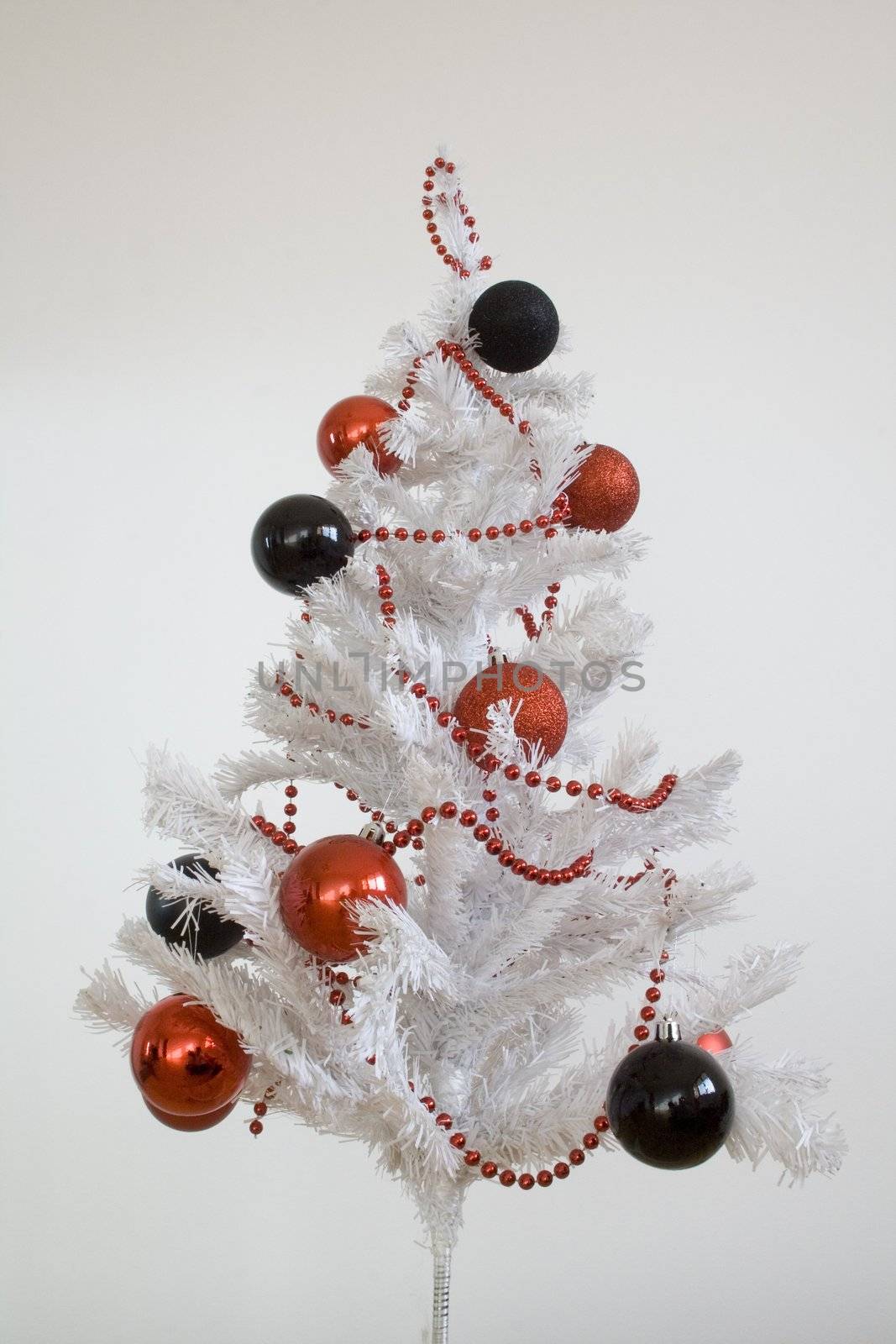 simple white christmas tree whith black and red decoration