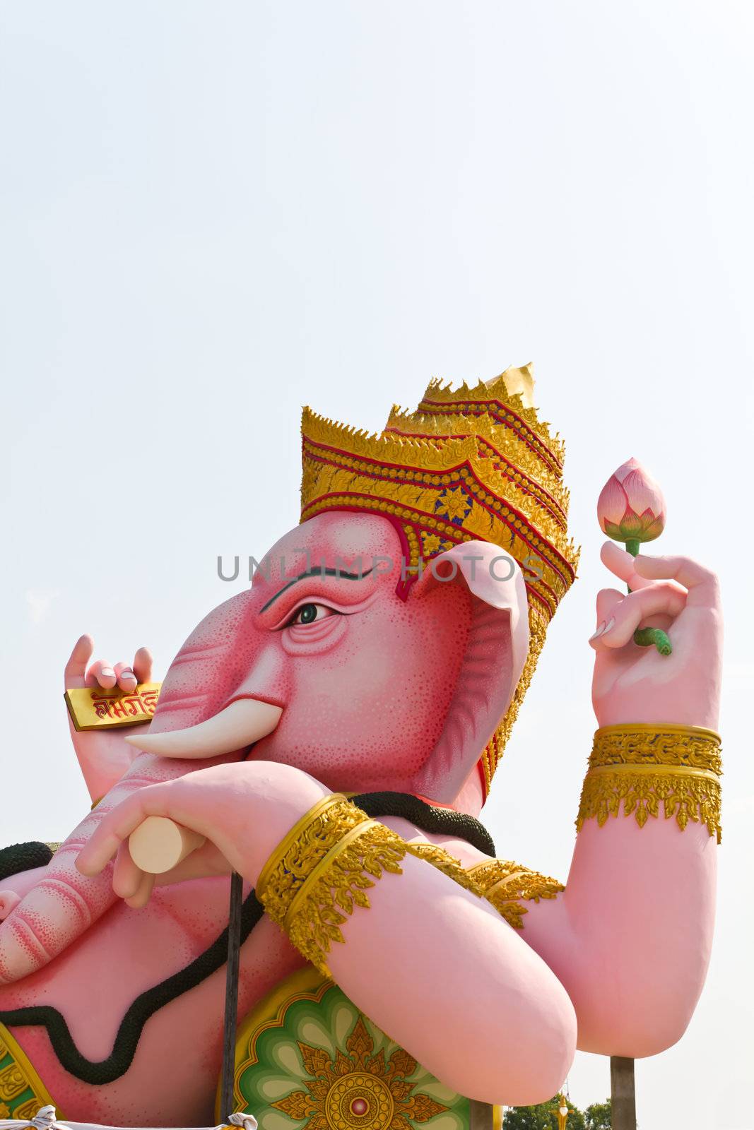 The God of wisdom and difficulty Ganesha statue by lavoview