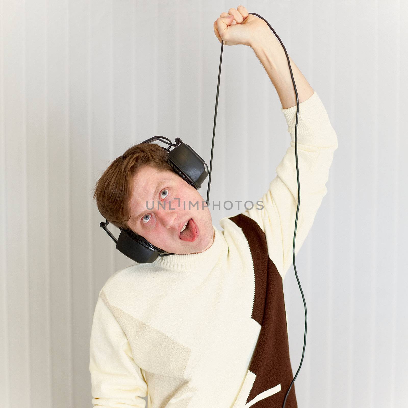 People smothers itself wire from stereo-ear-phones by pzaxe