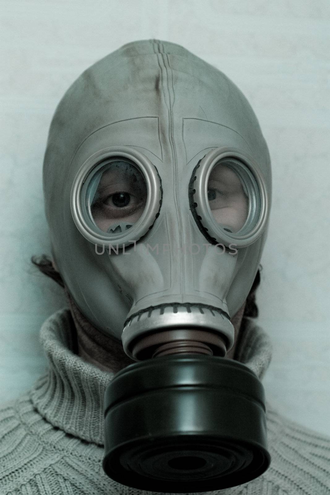 portret of man in the gas mask, pollution