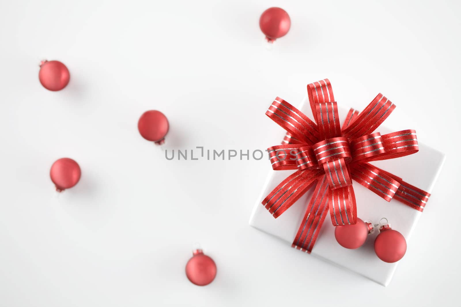 White present with red ribbons as table decorations,  christmas theme
