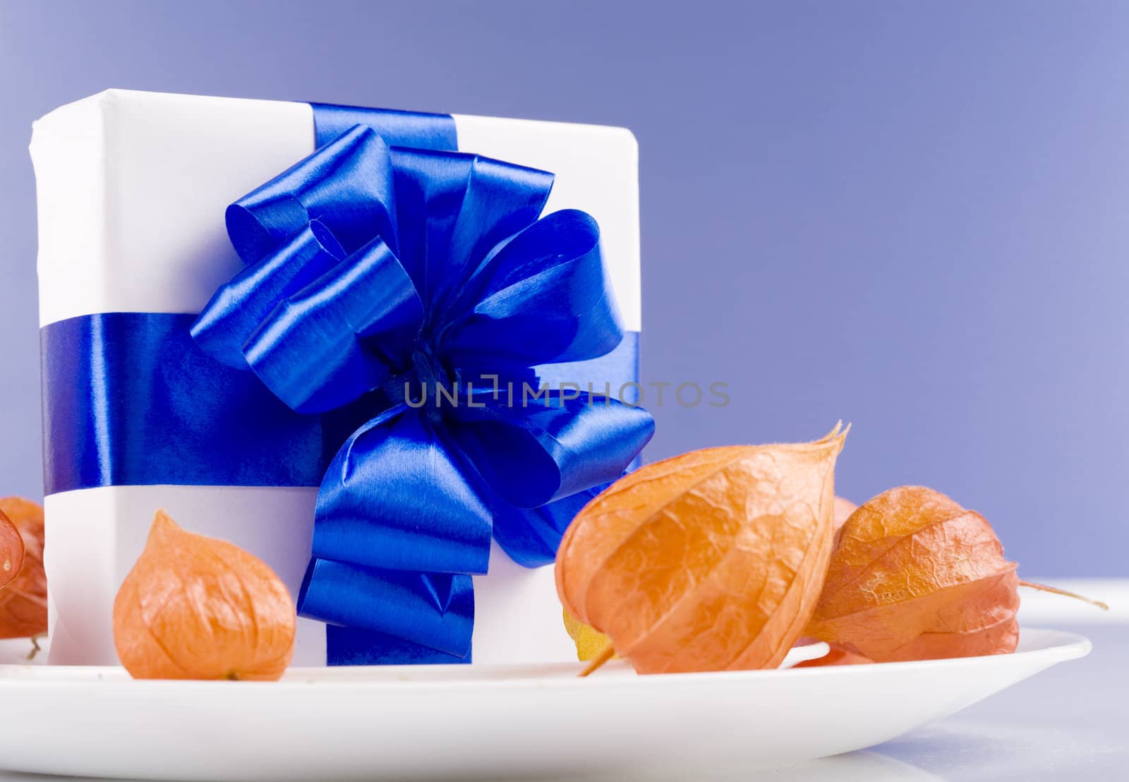 White present with blue ribbons as table decorations