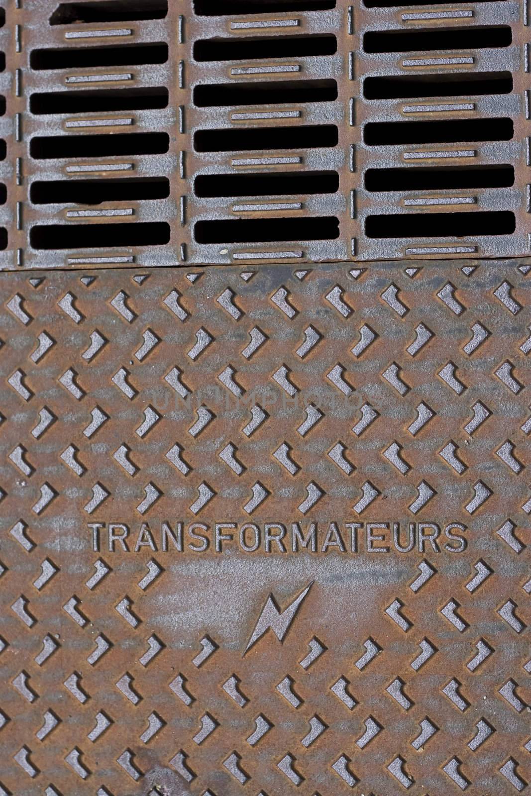 Rusted transformer street plate with french text