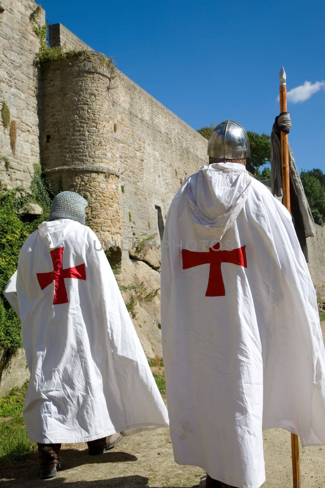 Crusaders walking along the castle