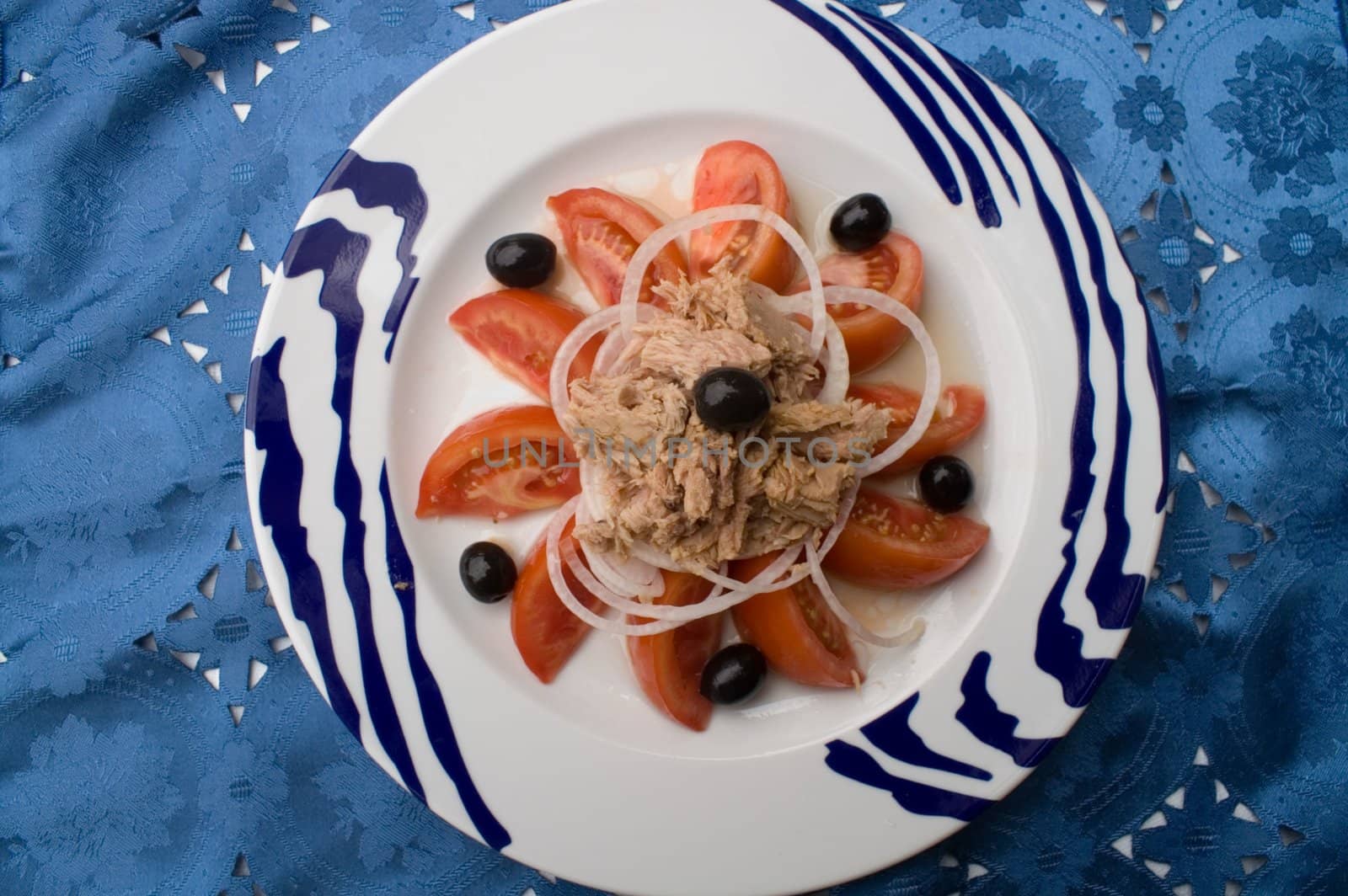 tomatoe salad with tuna fish