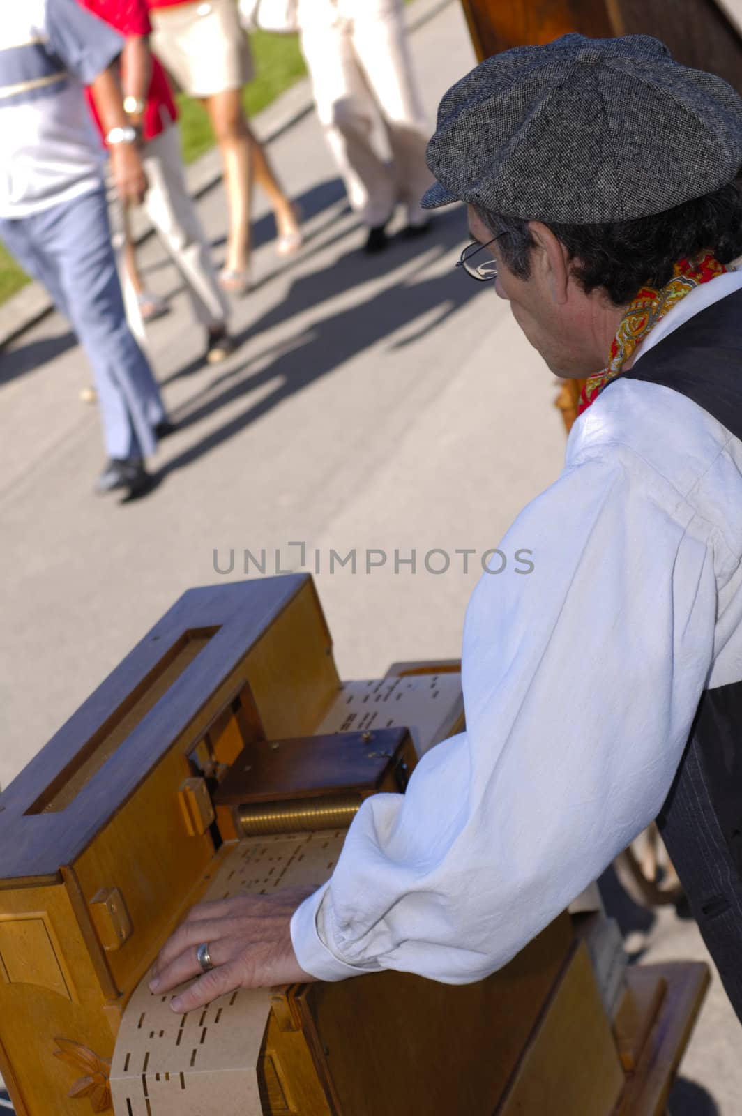 Barrel organist by Bateleur