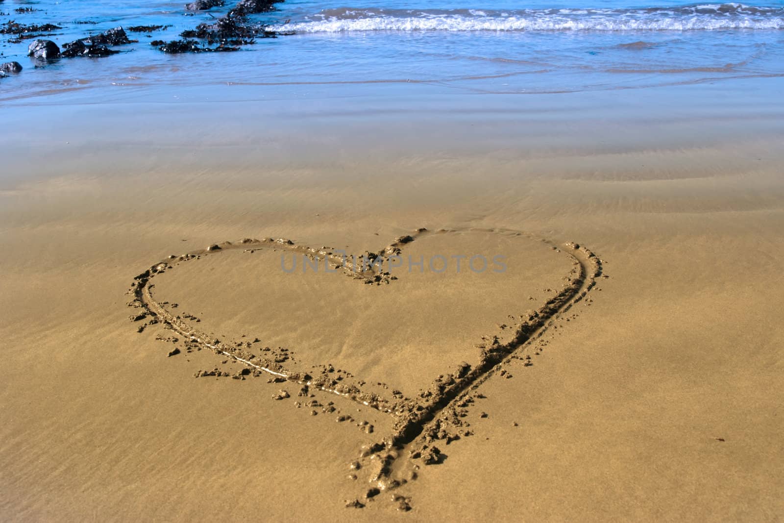 beach love heart by morrbyte