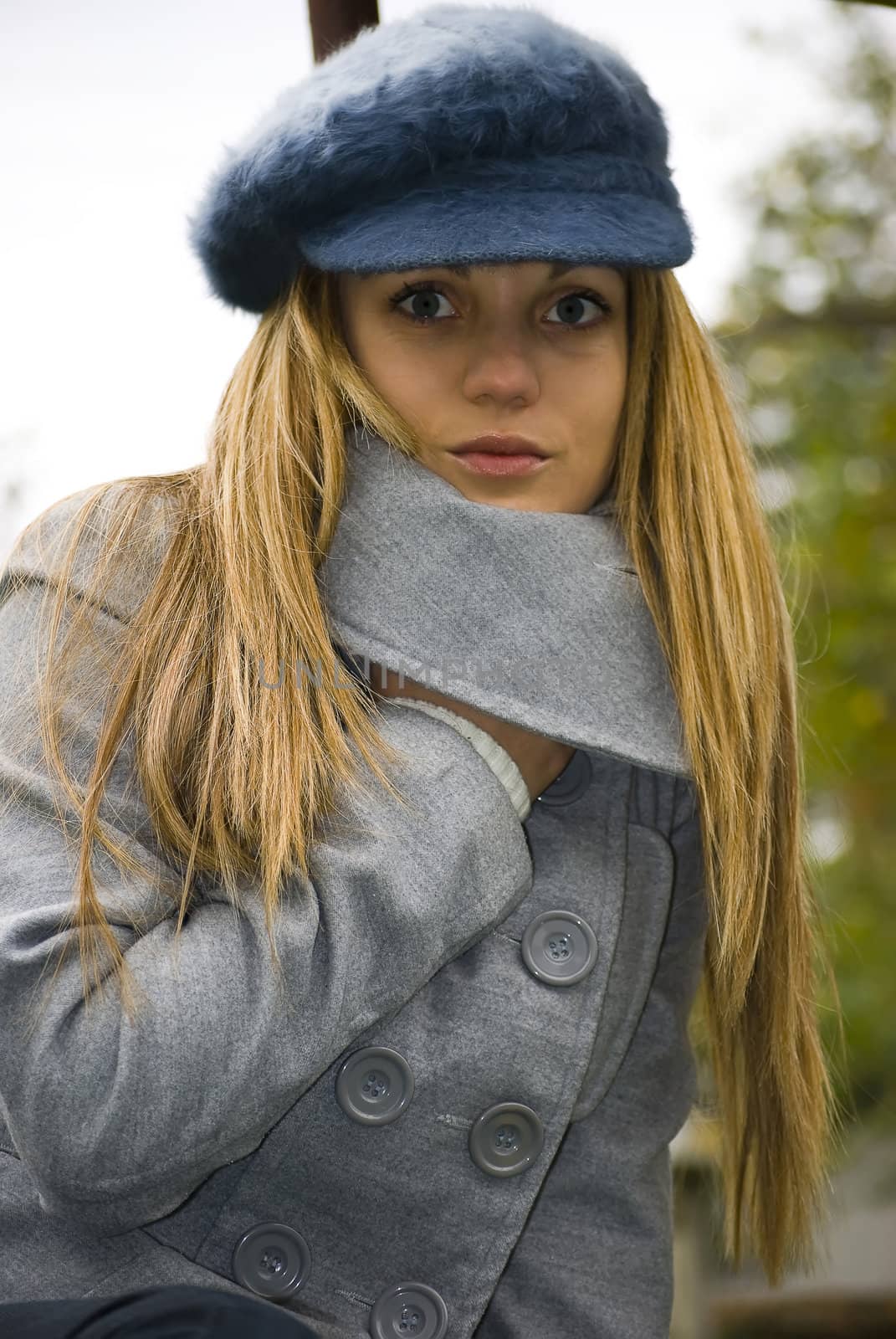 beautiful young woman outdoors portrait in autumn fashion