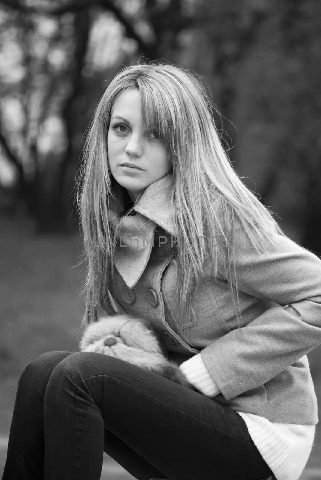 beautiful young woman outdoors portrait in autumn fashion