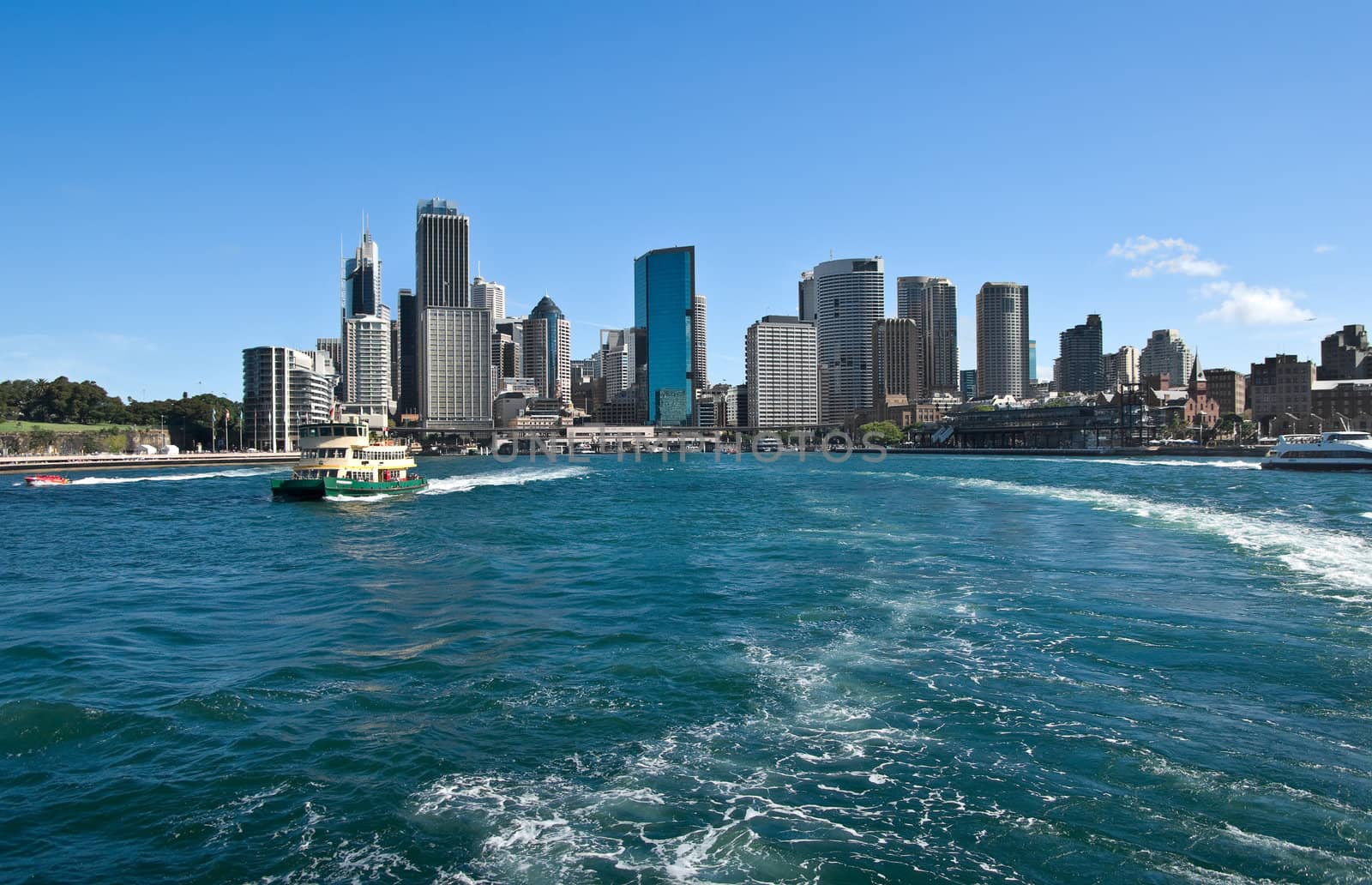 sailing into sydney by clearviewstock