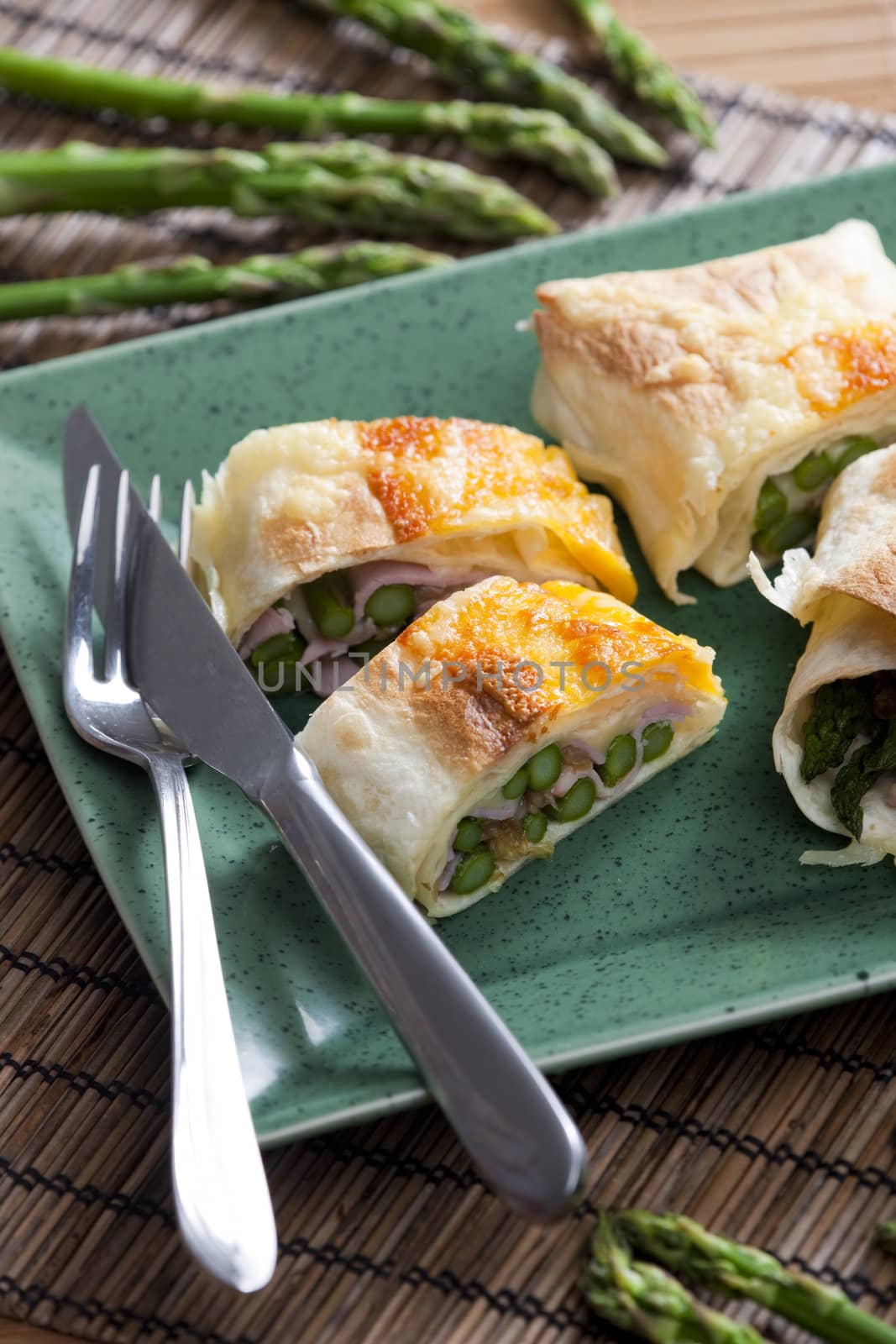 baked tortillas with green asparagus and ham
