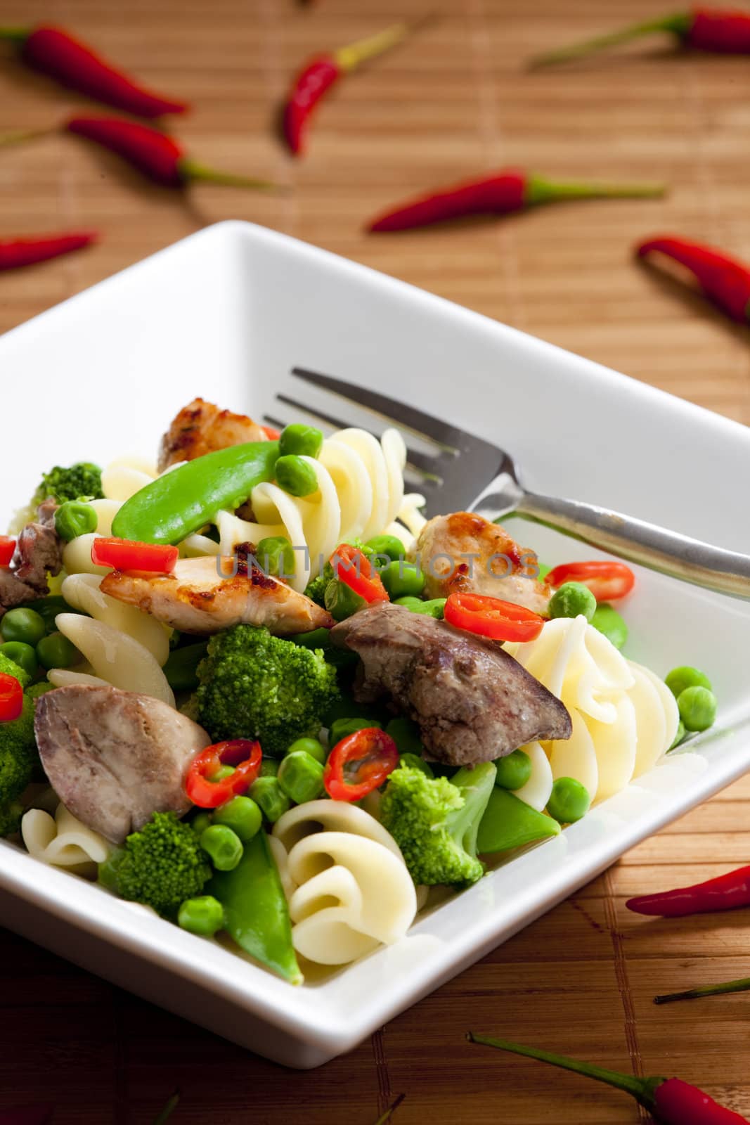 pasta with green vegetables and poultry meat