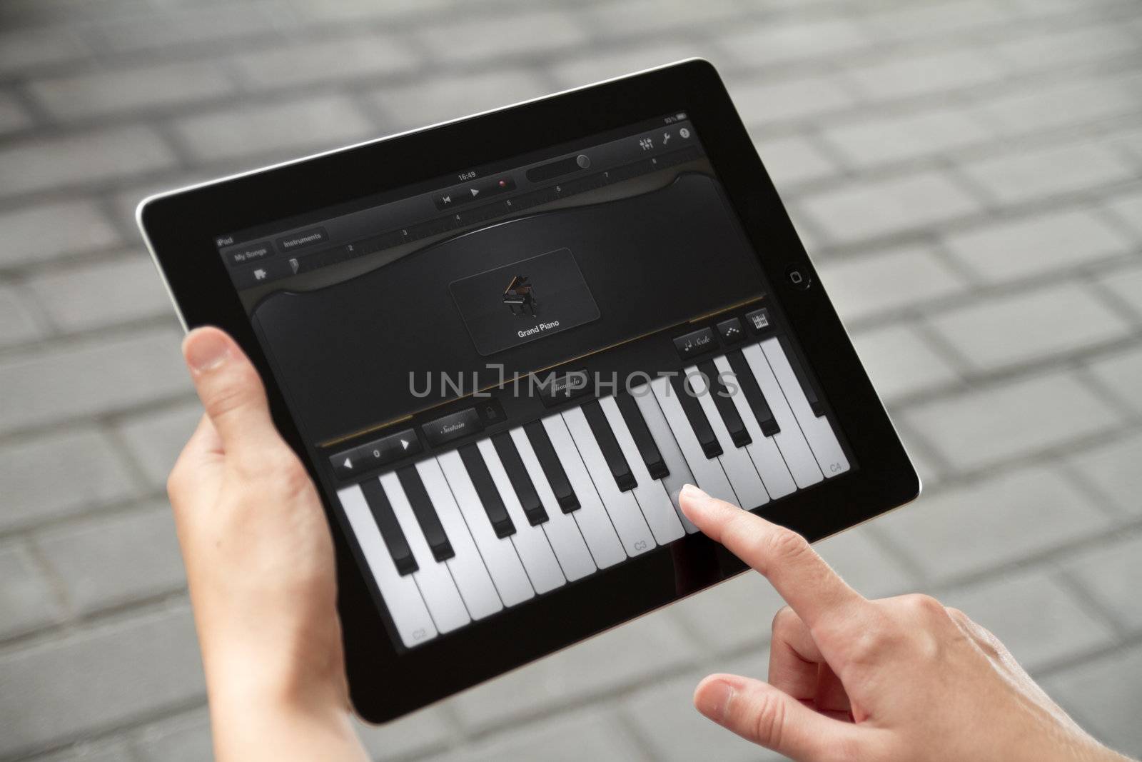 Play the piano at Apple Ipad2 by bloomua