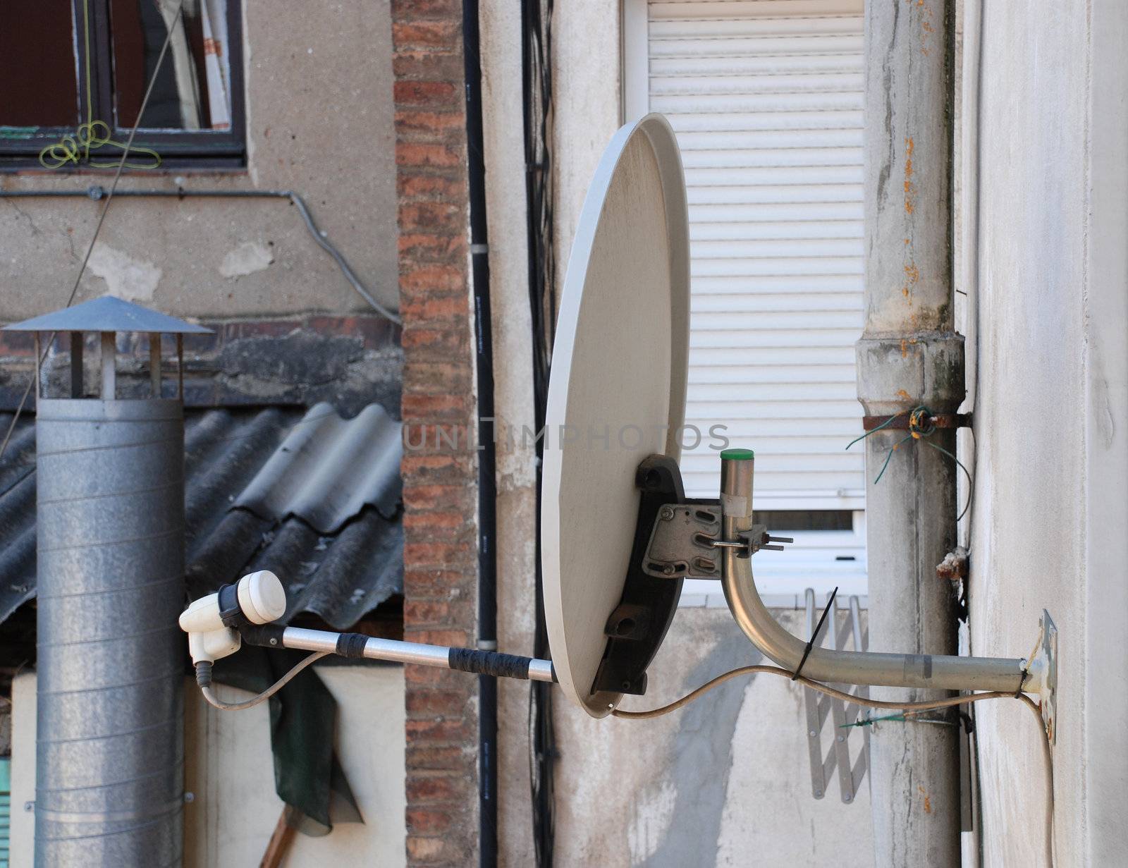 pictures of satellite antennas in buildings for tv reception in the city