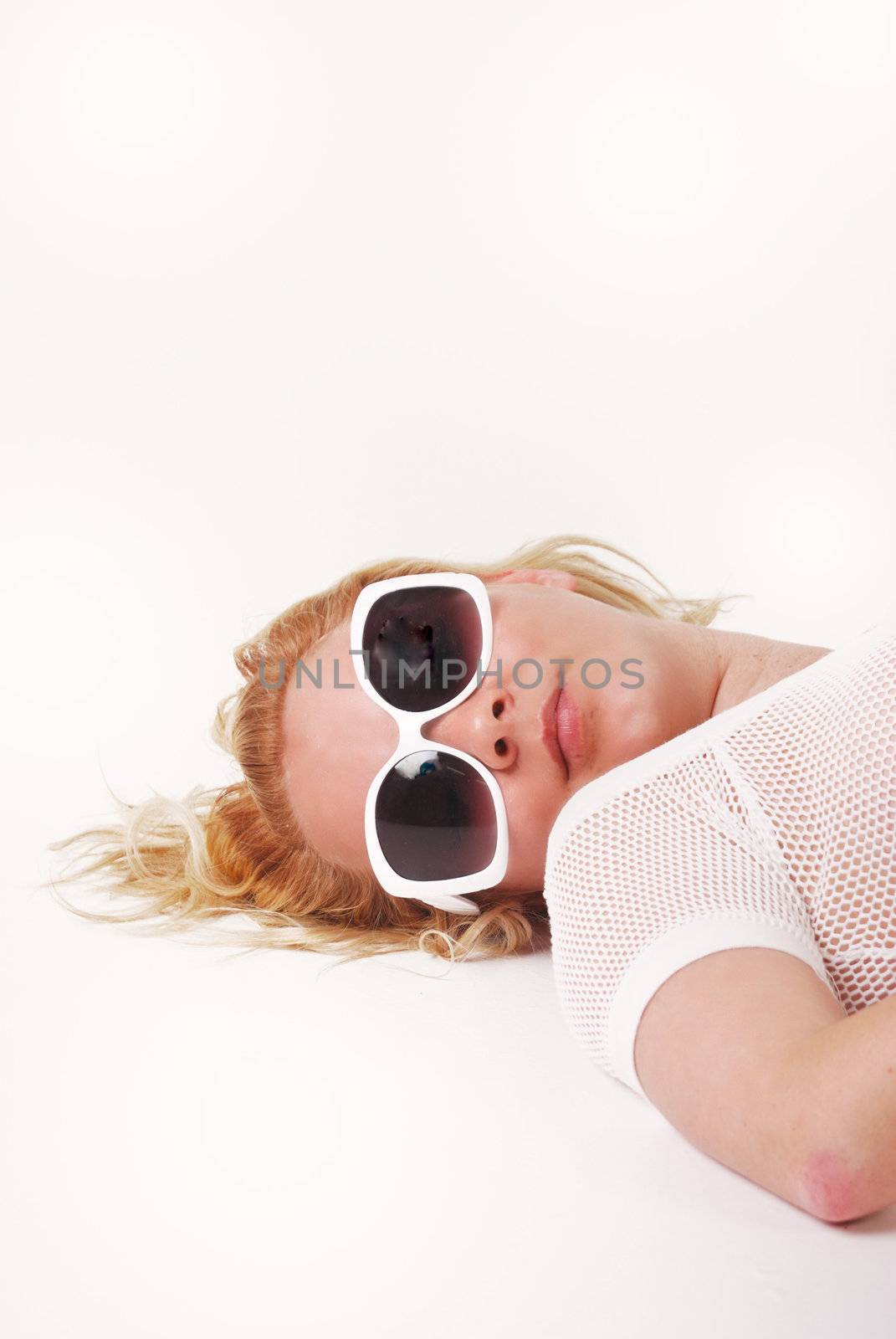 prtty girlo in sunglasses lying back
