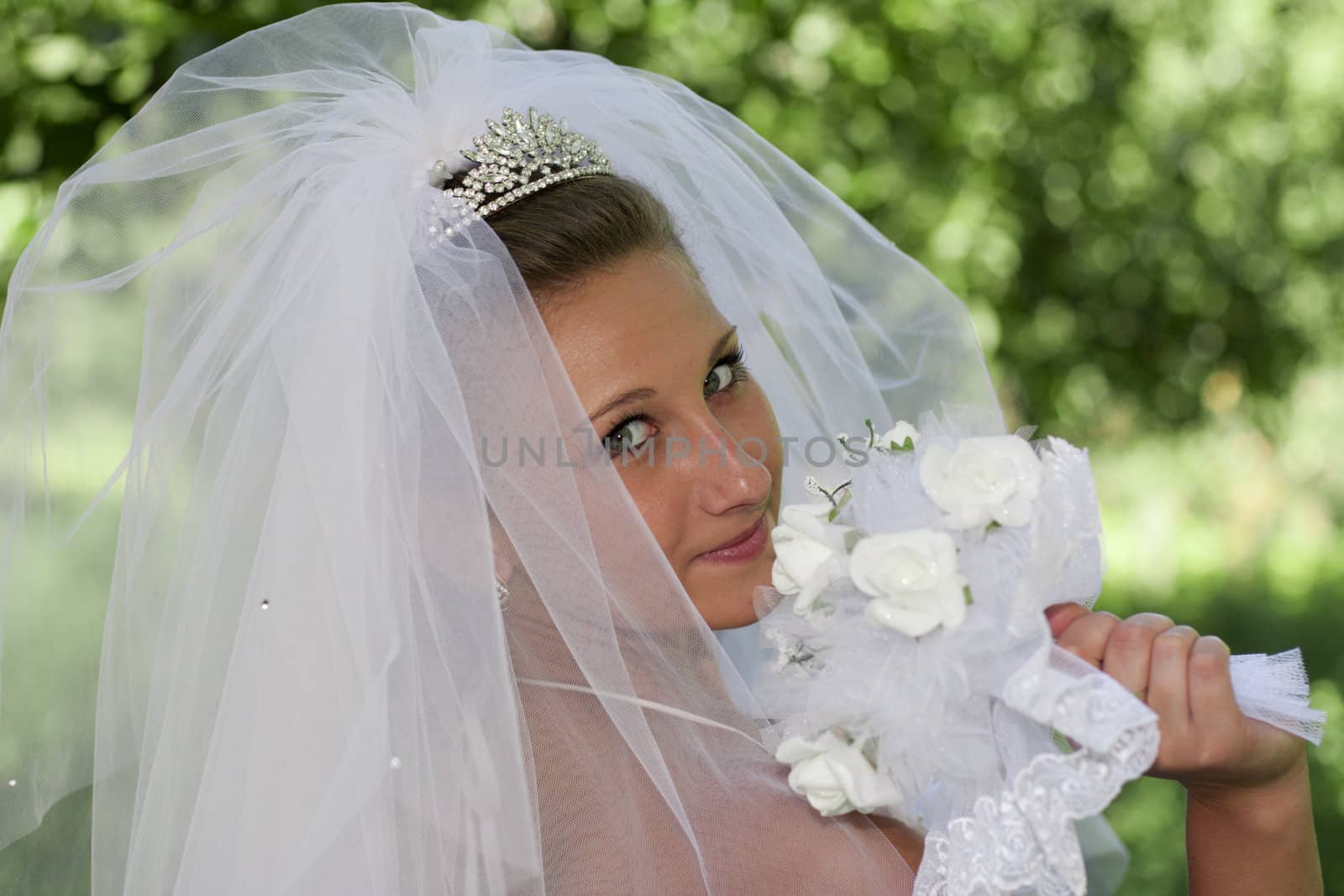 The bride with a bouquet of white flowers