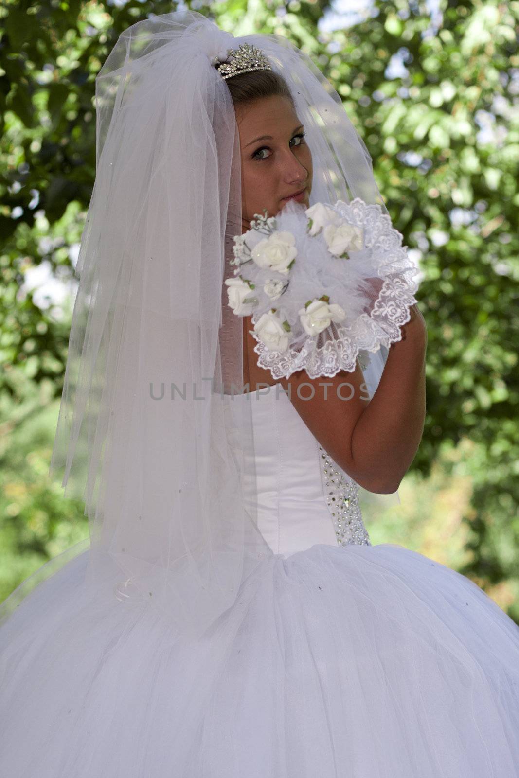 The bride with a bouquet of white flowers