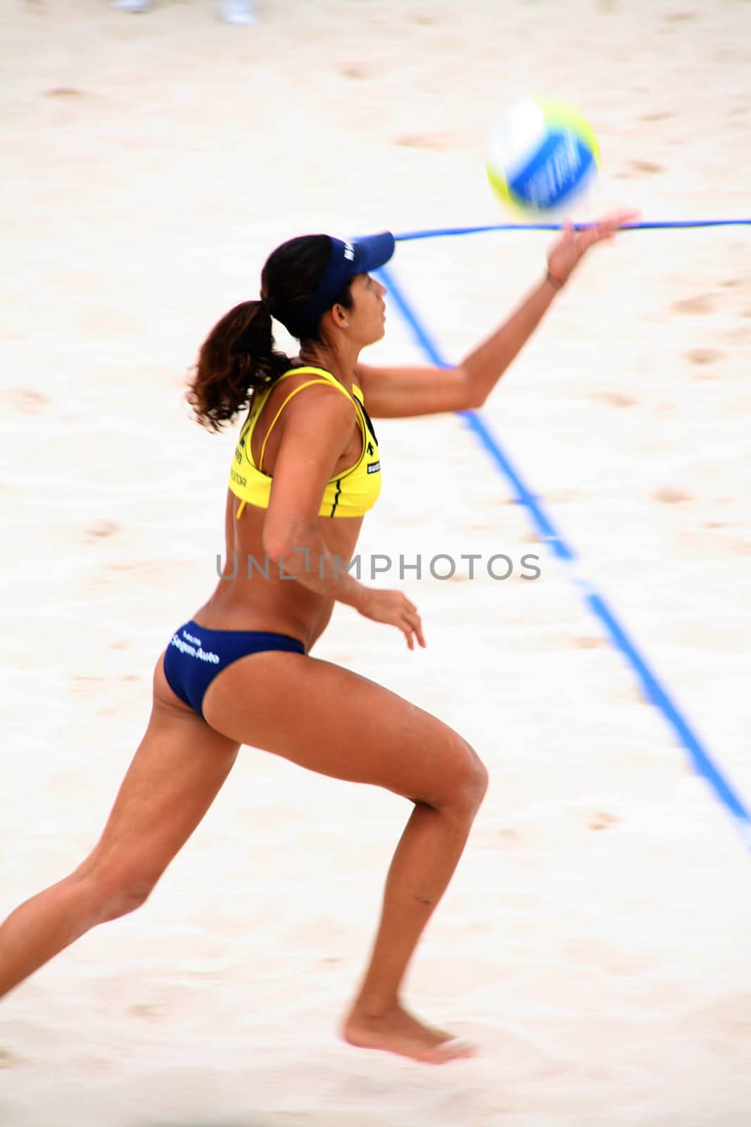 Talita serves the ball on semifinals of the SWATCH FIVB Beach Volley World Tour 2008, at Barcelona. Match against greek team Karantasiou-Arvaniti.