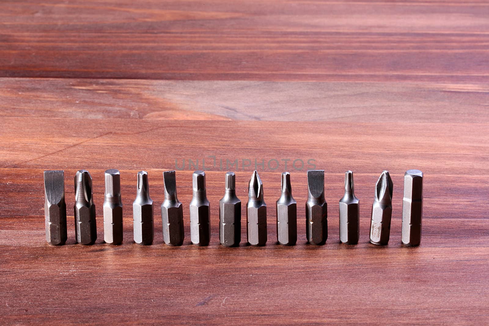 Set of nozzles for a screw-driver with a replaceable working surface.