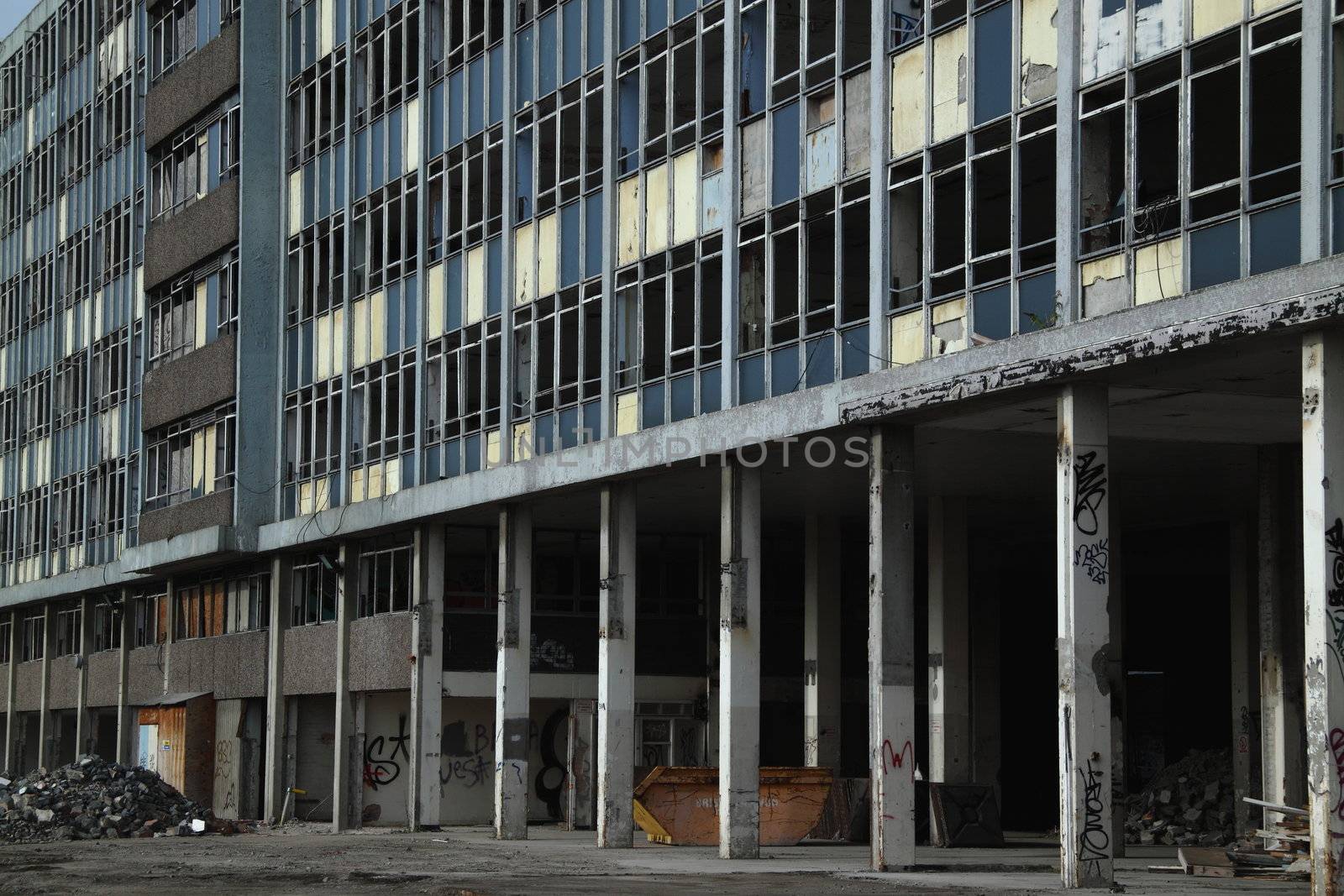 Abandoned premises in downtown Bristol by pjhpix