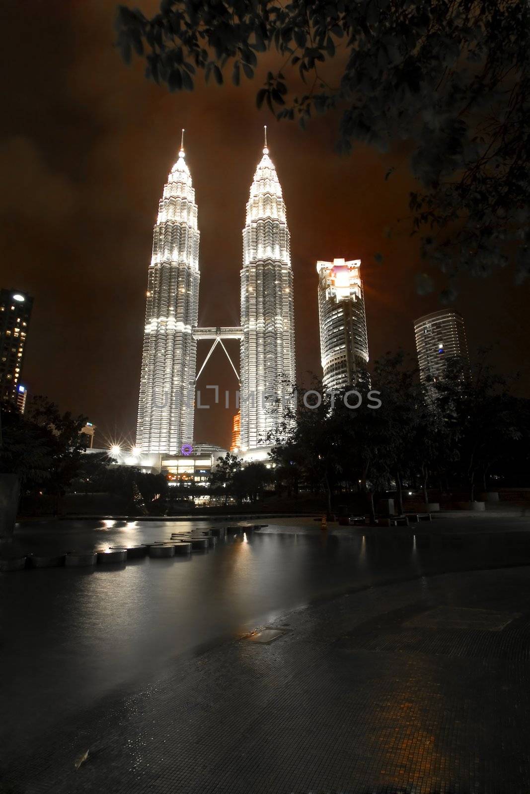 Petronas twin towers by kjorgen