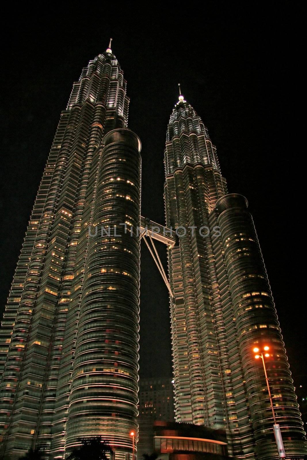 Petronas twin towers by kjorgen