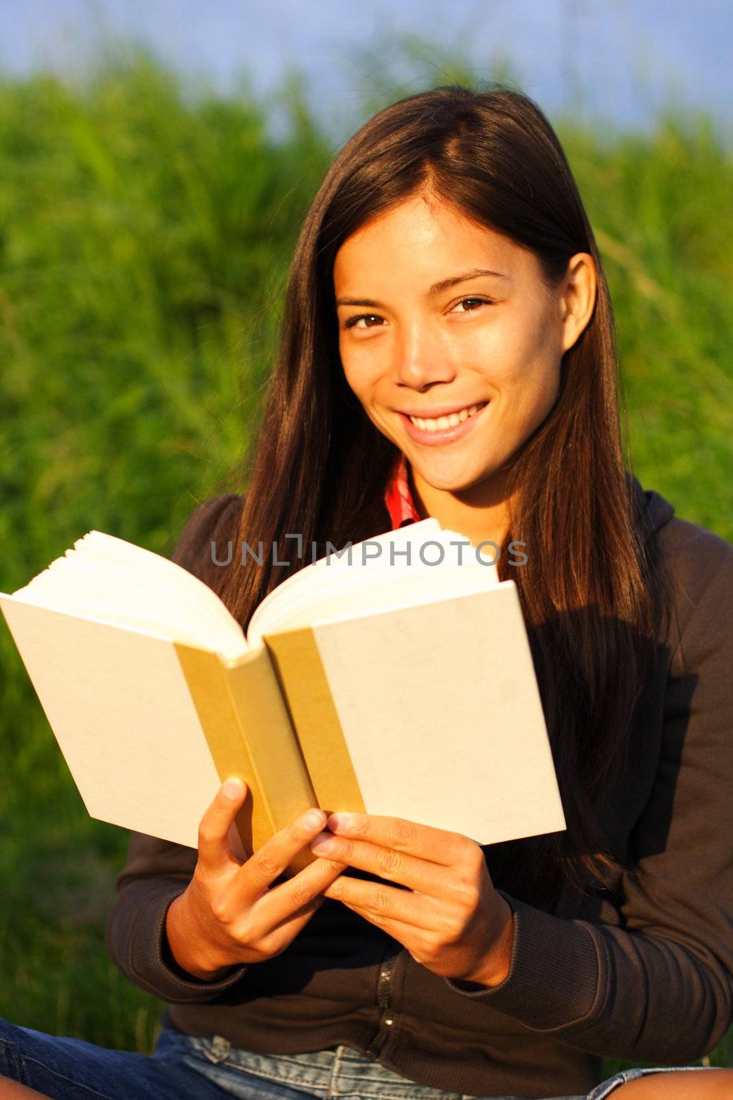 woman reading by Maridav