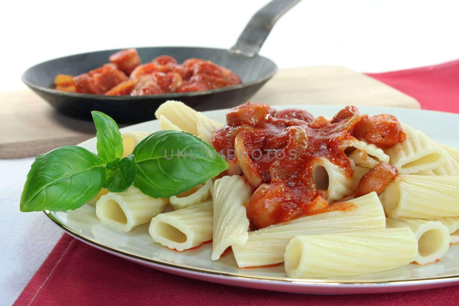 Tortiglione with tomato sauce and basil