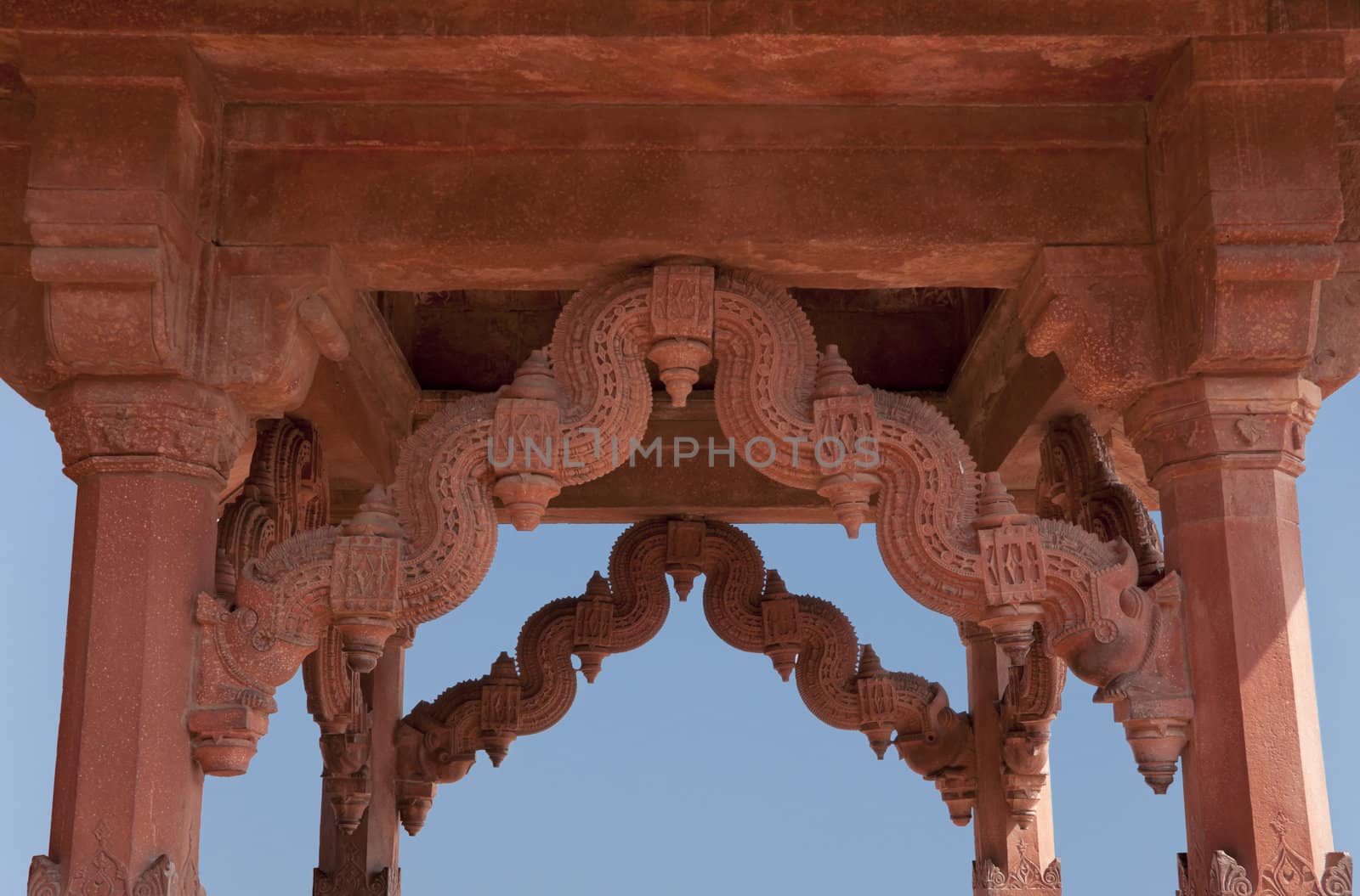 Serpentine ceiling support system in red sandstone at Fathepur S by Claudine