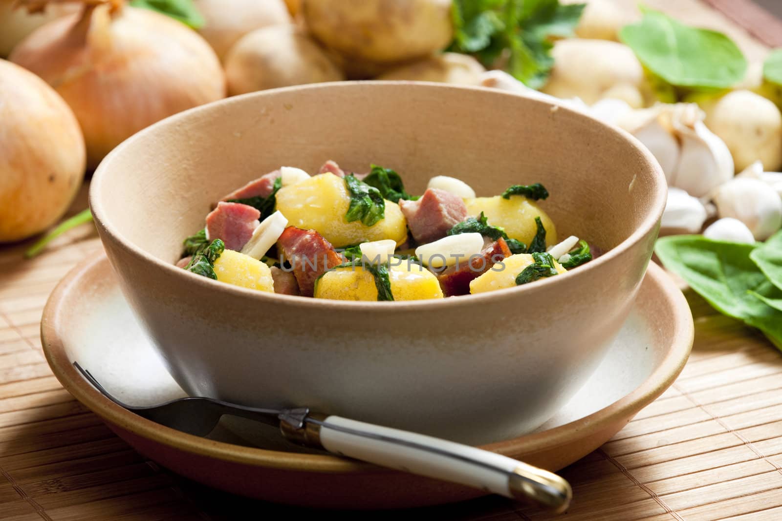 potatoes with smoked meat, spinach and garlic