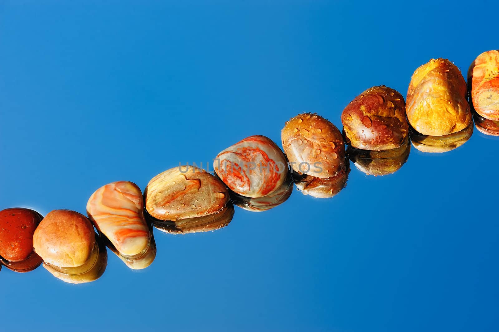 Color stones are placed diagonally on the surface of the water