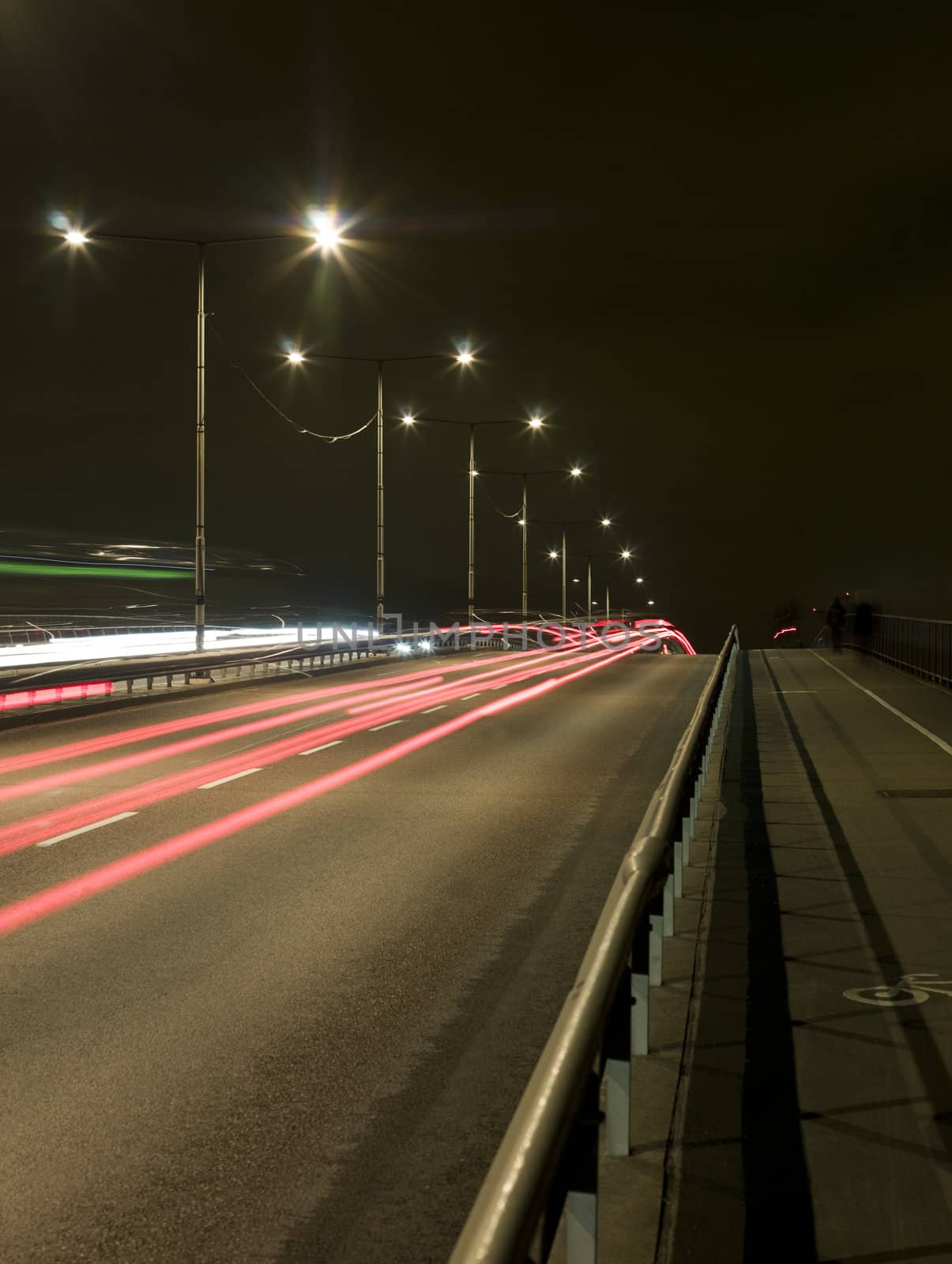 Traffic in movement on a bridge at night