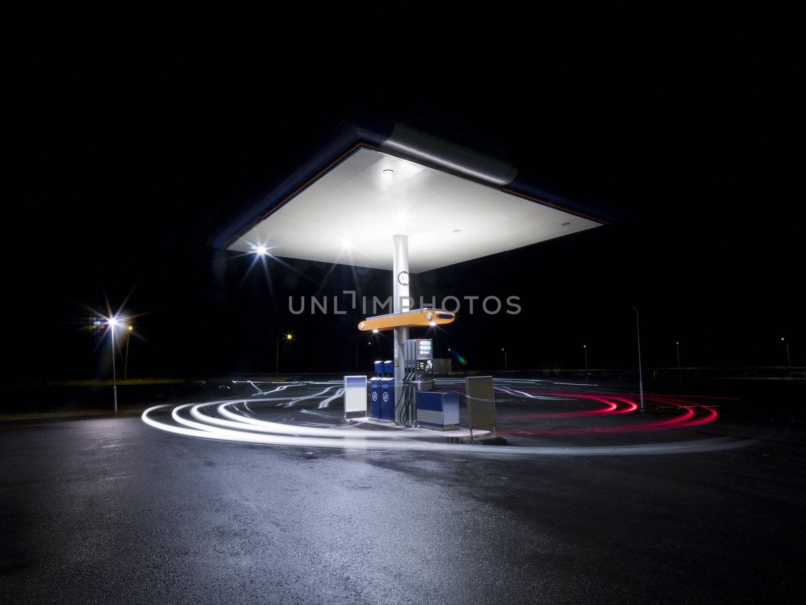 Traffic in movement at a petrolstation at night