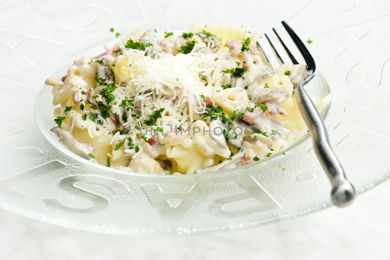 pasta with ham and champignons on white wine