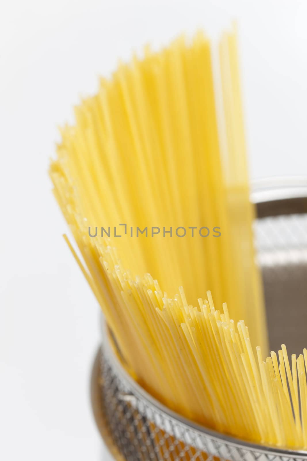 spaghetti in pot
