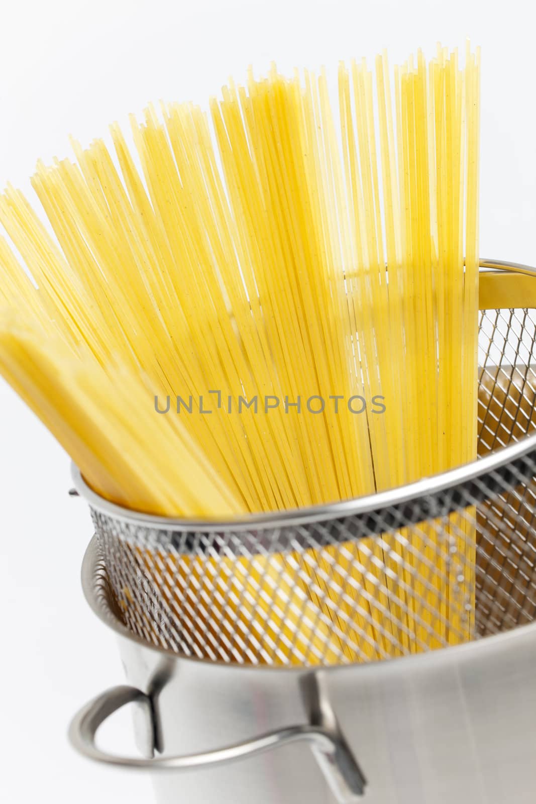 spaghetti in pot