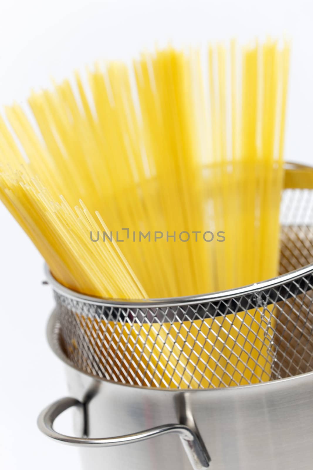 spaghetti in pot