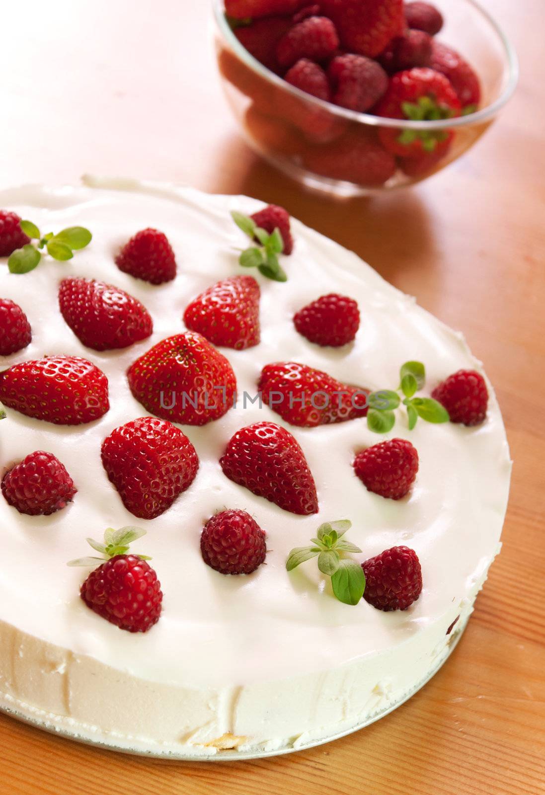 Strawberry and raspberry cake by TristanBM
