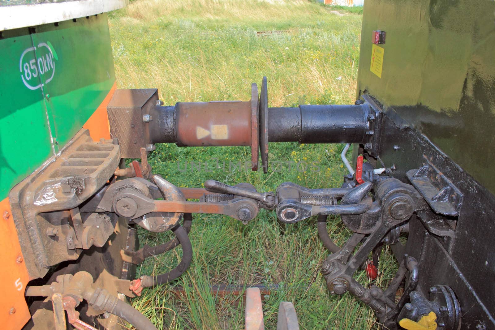 Chain coupling between locomotive and the wagons
