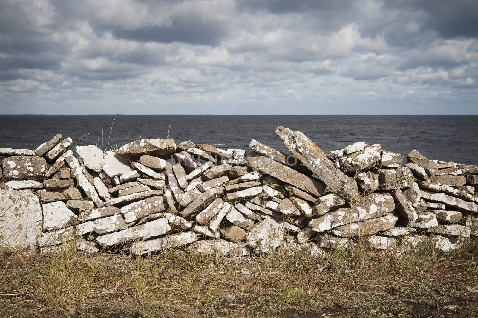 Stone wall by the ocean by gemenacom